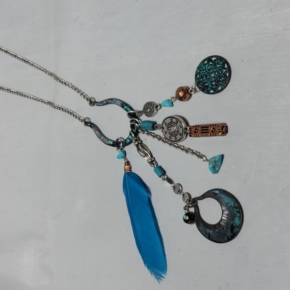 Ruff hewn horseshoe and charm necklace silver chain - Picture 4 of 6